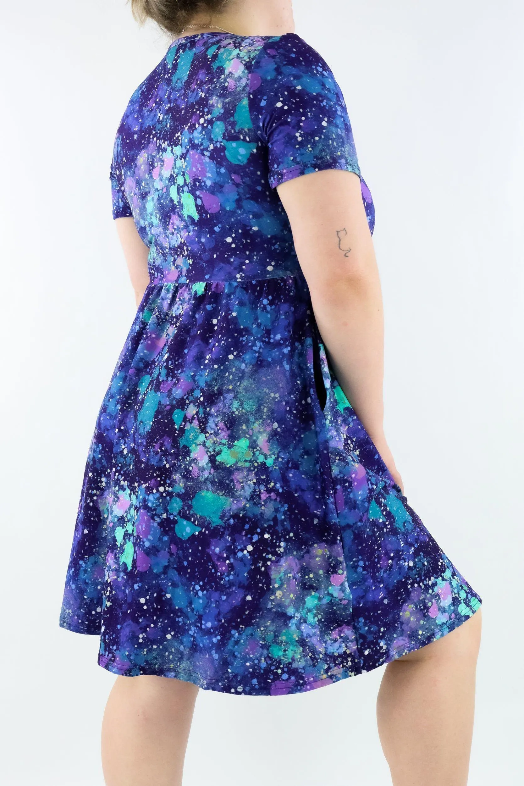 Art Universe - Short Sleeve Skater Dress - Knee Length - Side Pockets