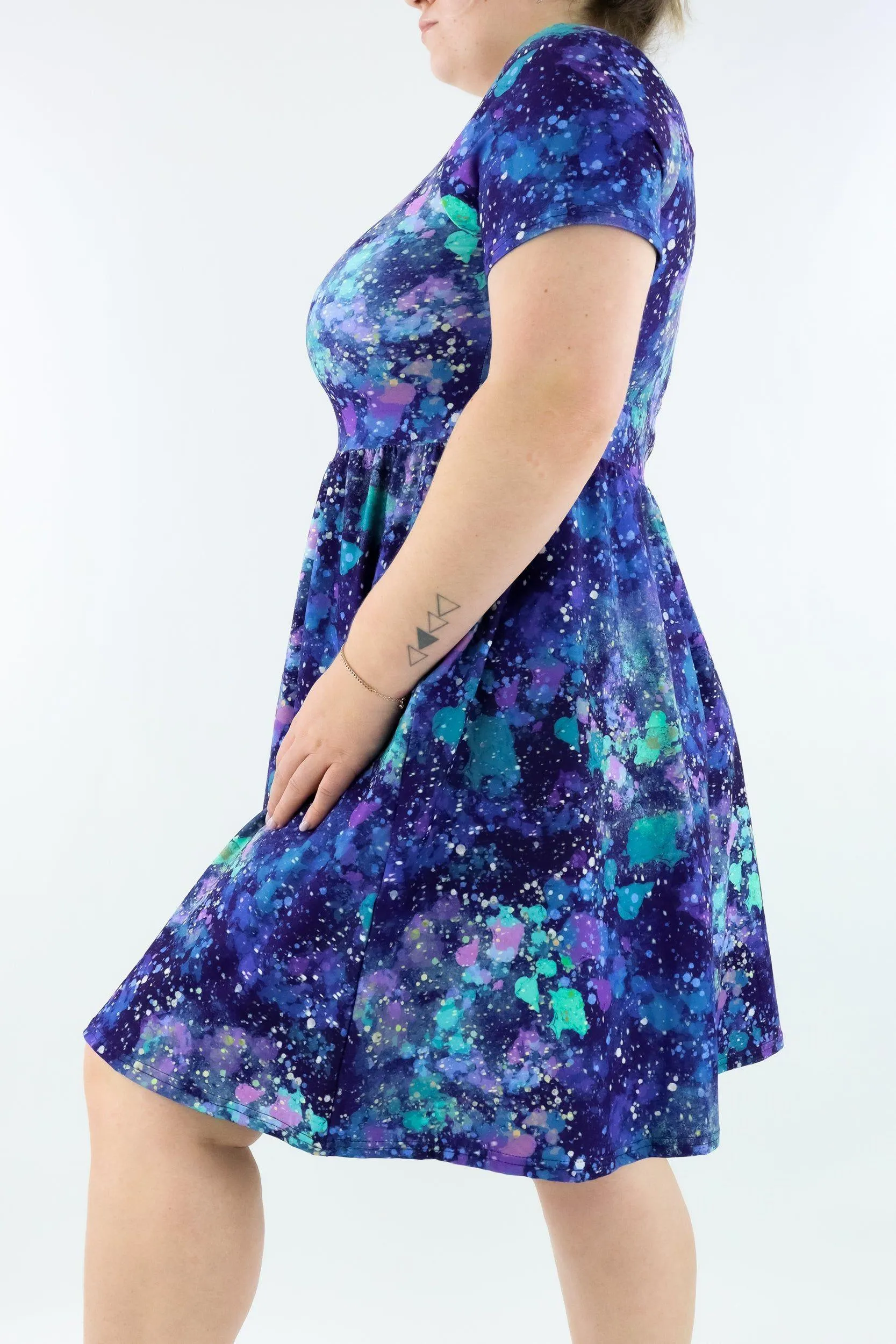Art Universe - Short Sleeve Skater Dress - Knee Length - Side Pockets