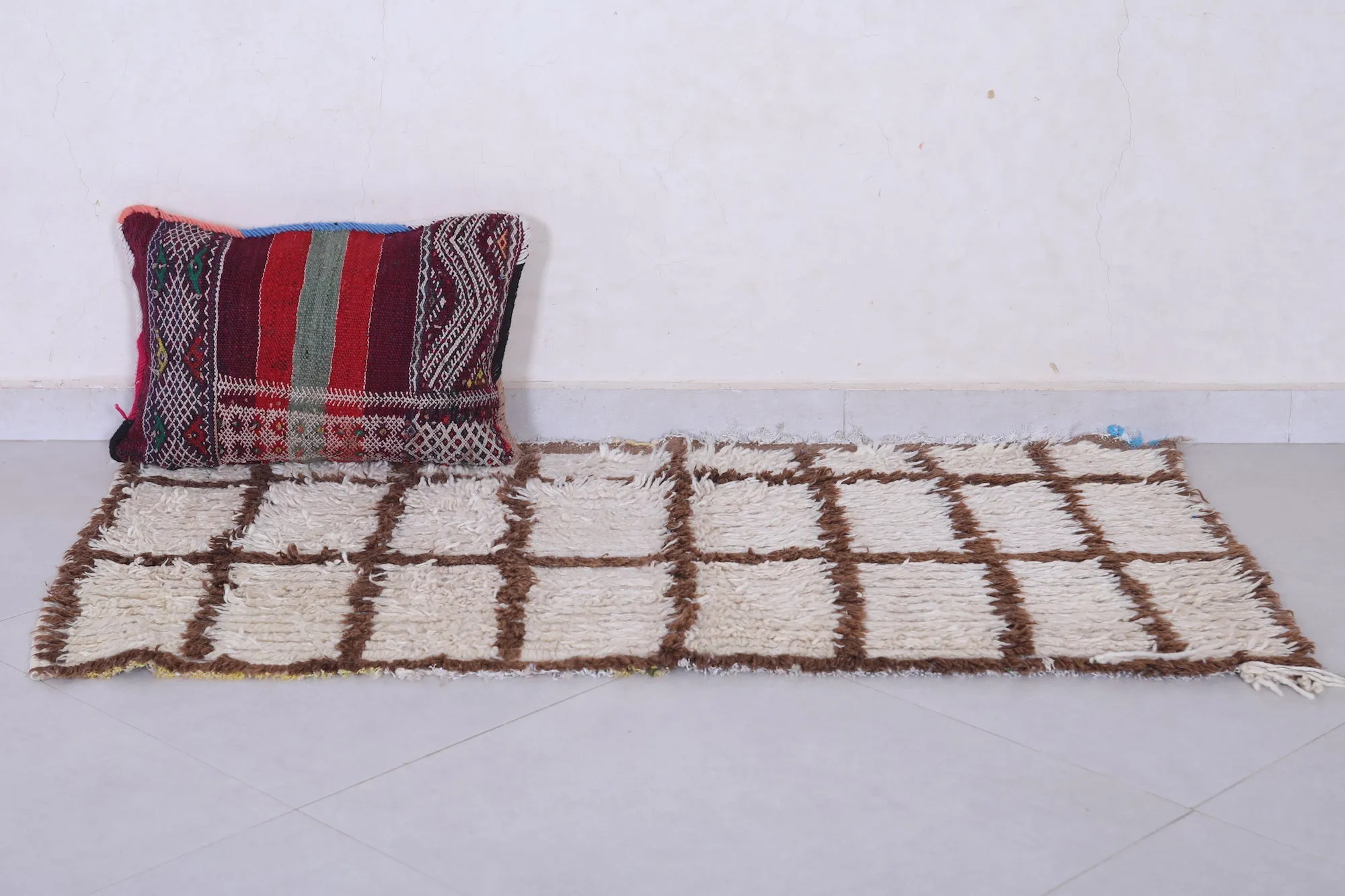 Moroccan Handmade Rug – Minimalist Checkered Design 2.4 x 4.5 ft