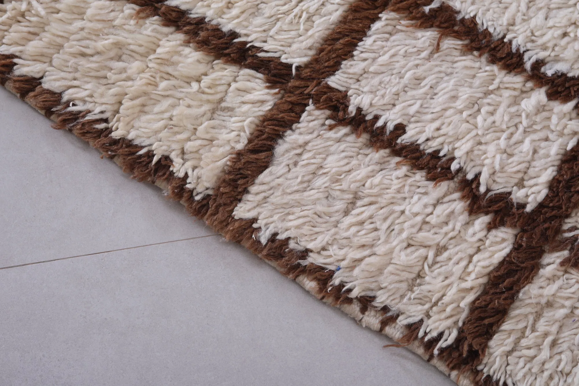 Moroccan Handmade Rug – Minimalist Checkered Design 2.4 x 4.5 ft