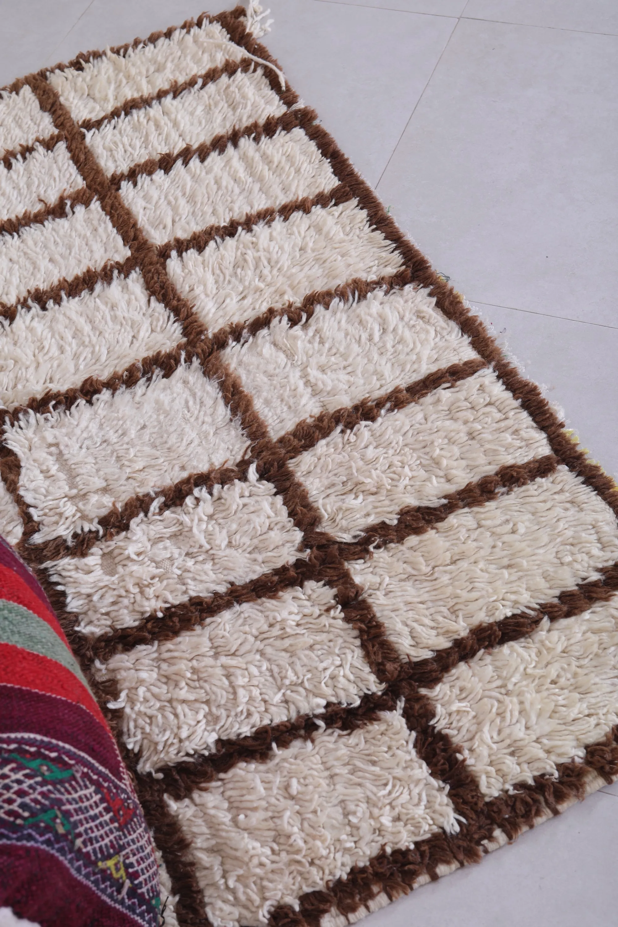 Moroccan Handmade Rug – Minimalist Checkered Design 2.4 x 4.5 ft
