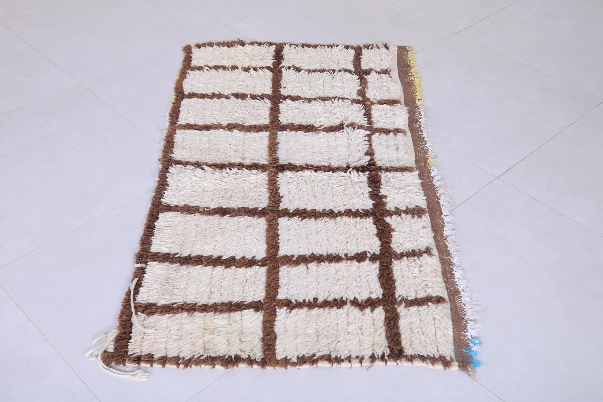 Moroccan Handmade Rug – Minimalist Checkered Design 2.4 x 4.5 ft
