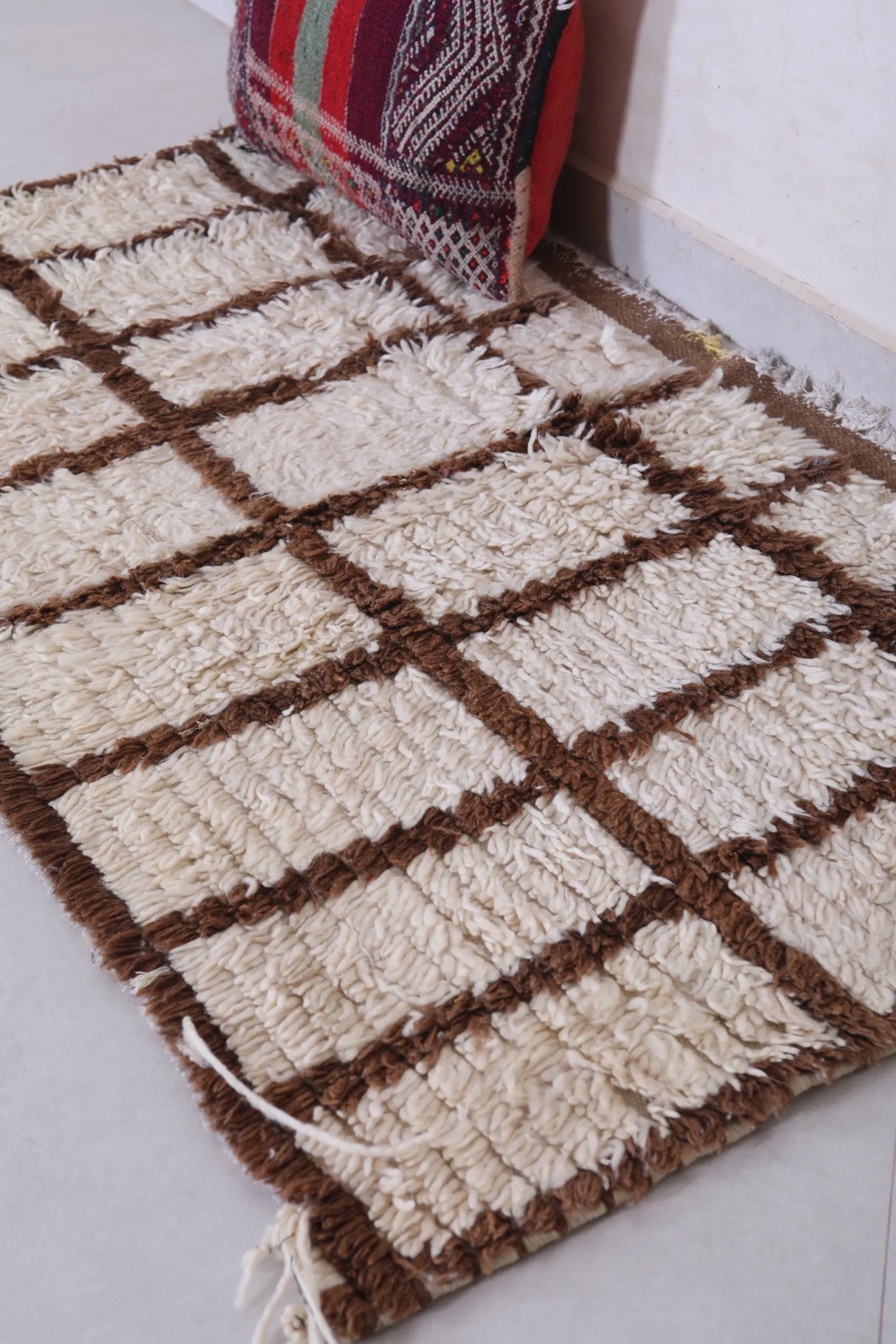 Moroccan Handmade Rug – Minimalist Checkered Design 2.4 x 4.5 ft