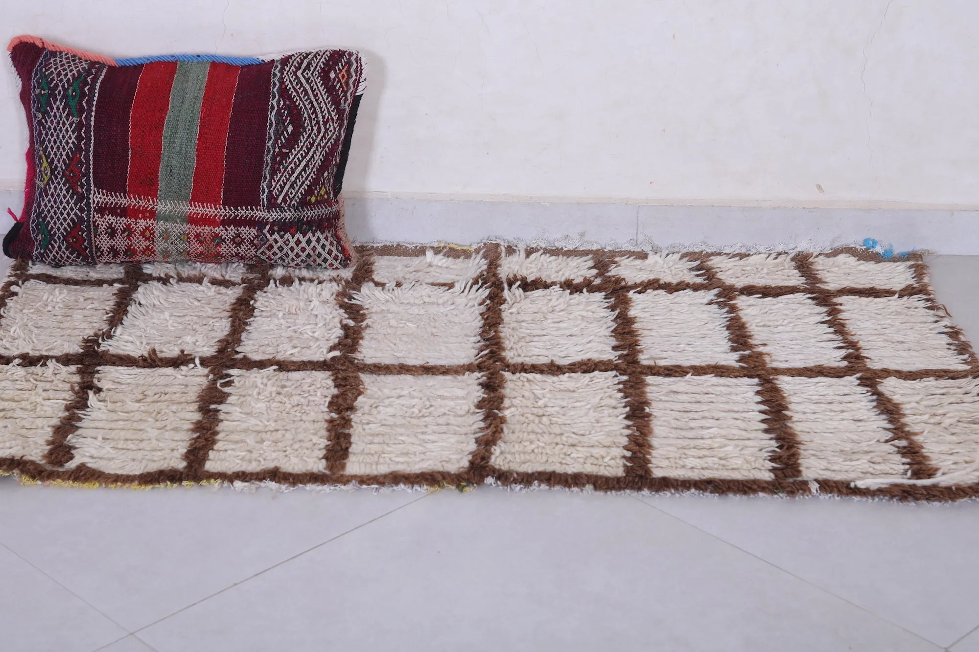 Moroccan Handmade Rug – Minimalist Checkered Design 2.4 x 4.5 ft