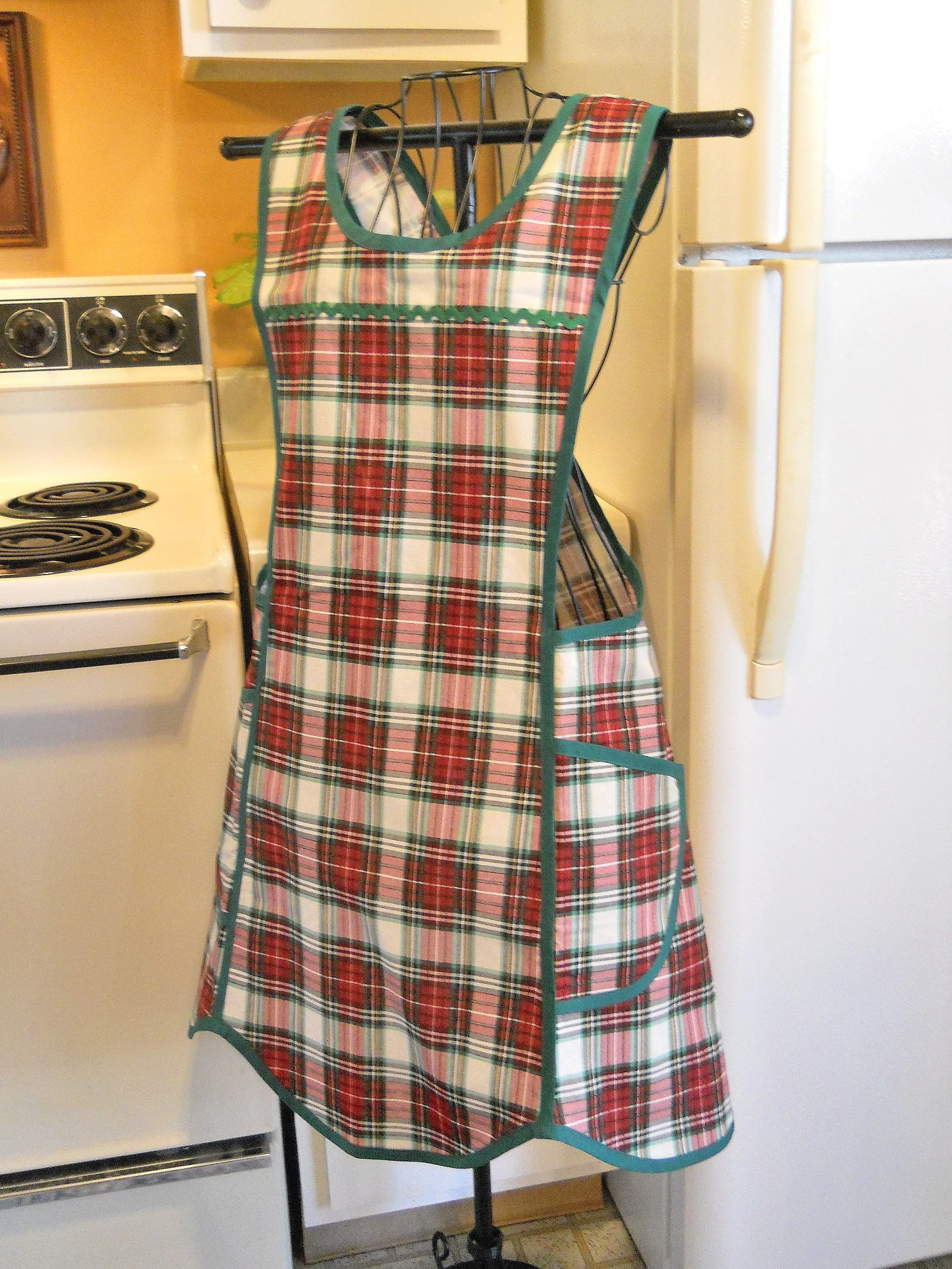 Rustic Style No Tie Crossover Apron in Red and Green Tartan Plaid in Large