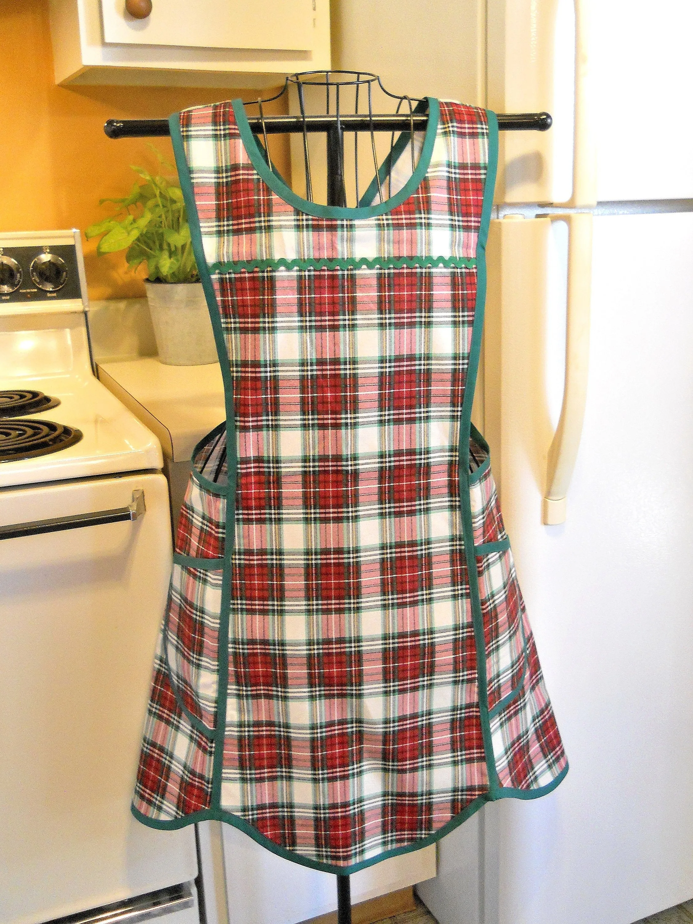 Rustic Style No Tie Crossover Apron in Red and Green Tartan Plaid in Large