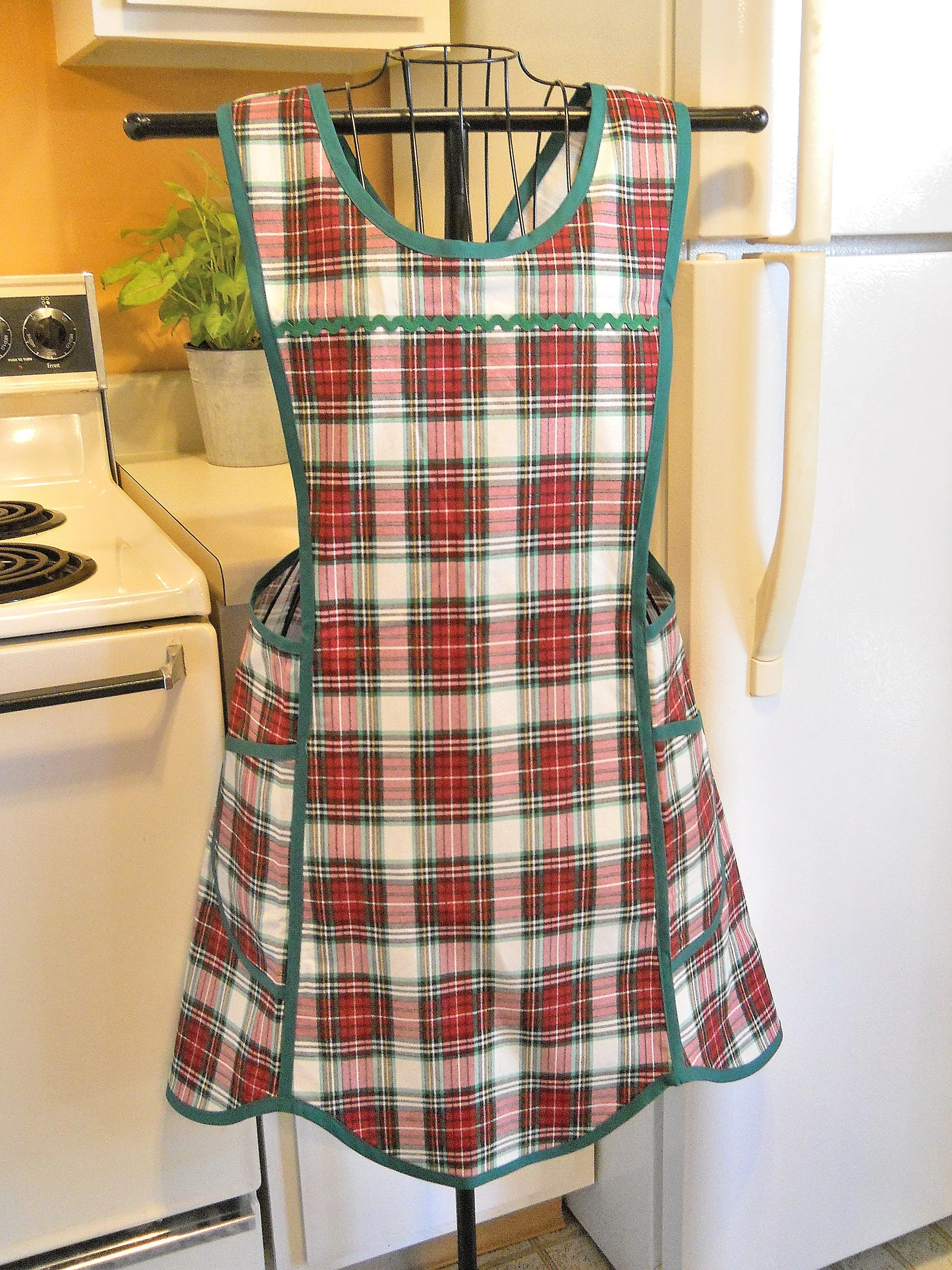Rustic Style No Tie Crossover Apron in Red and Green Tartan Plaid in Large
