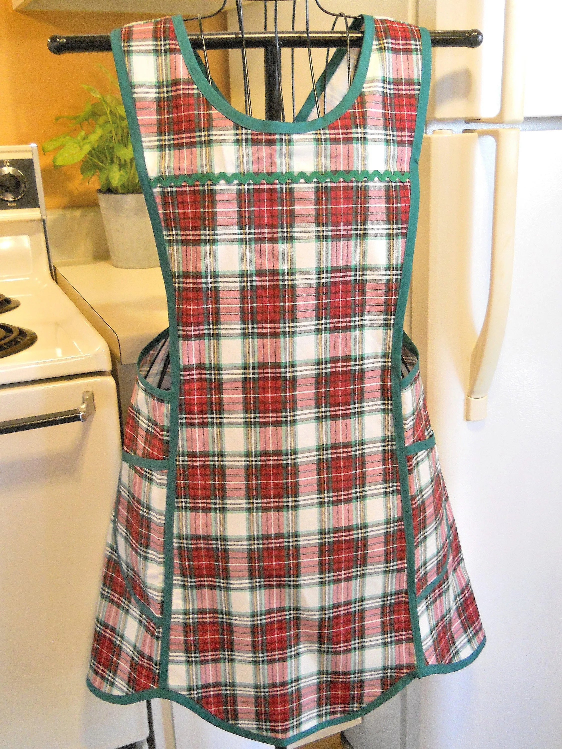 Rustic Style No Tie Crossover Apron in Red and Green Tartan Plaid in Large
