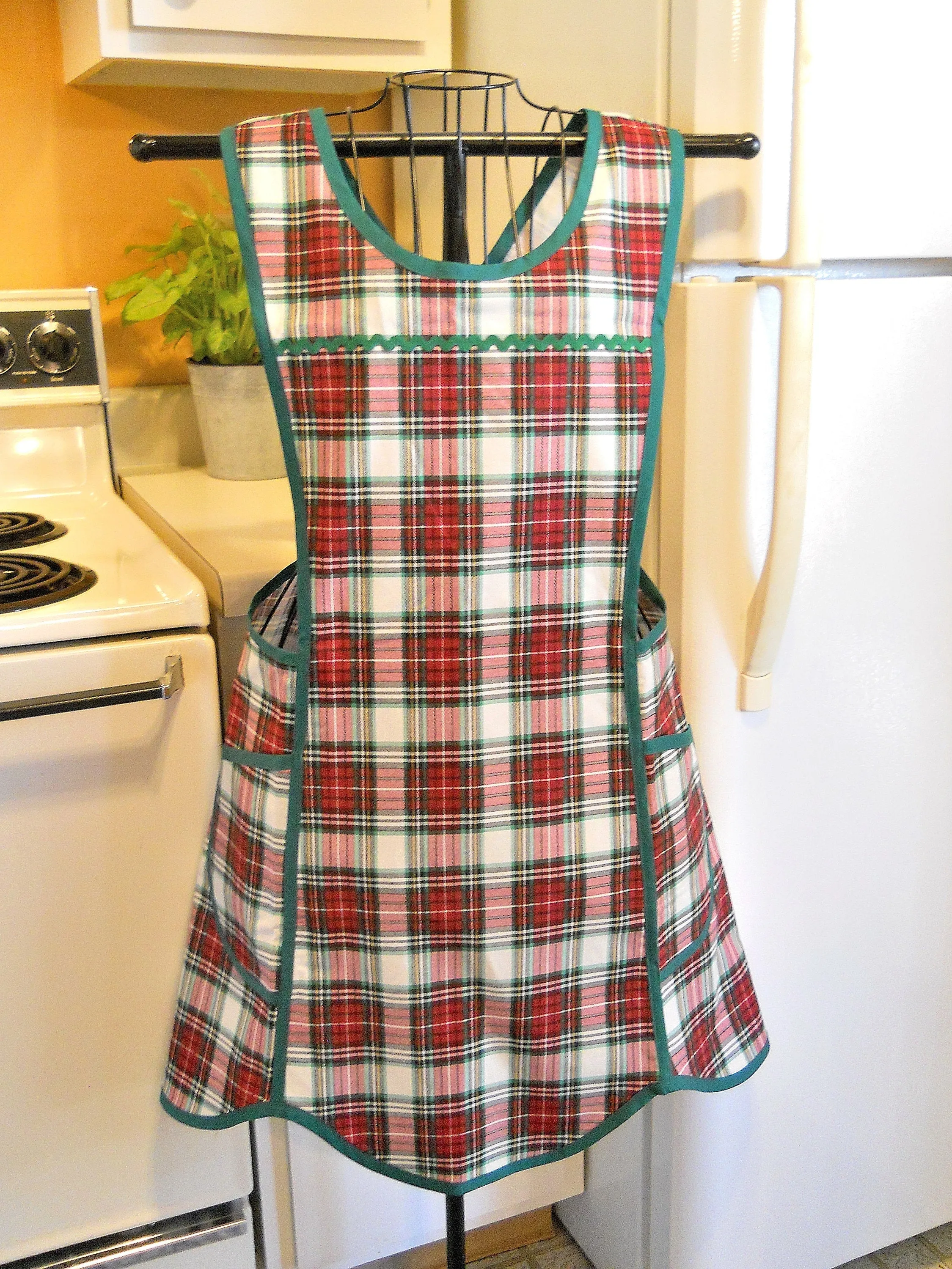 Rustic Style No Tie Crossover Apron in Red and Green Tartan Plaid in Large
