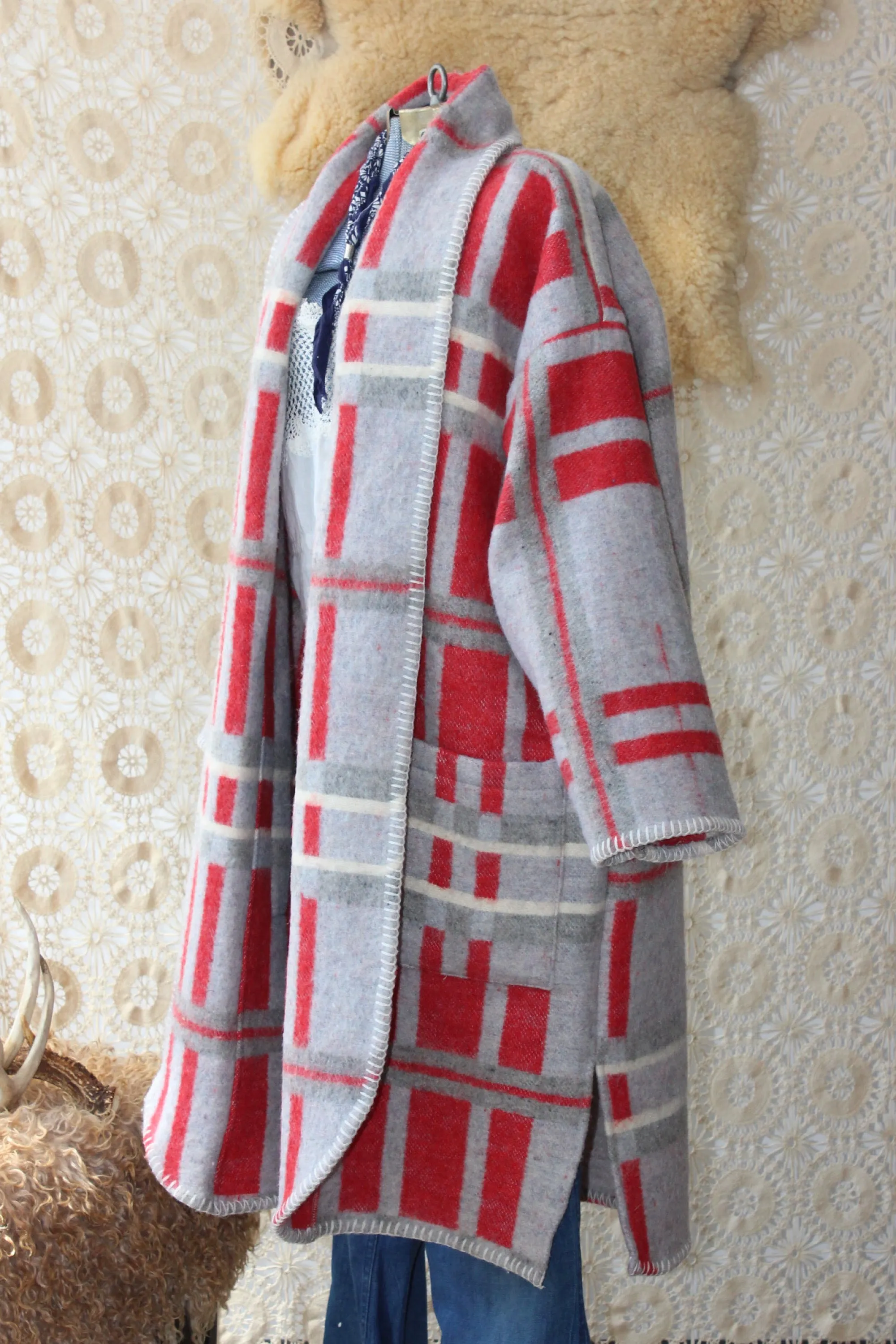 The Highlands Foundry Grey   Red Blanket Duster THF142