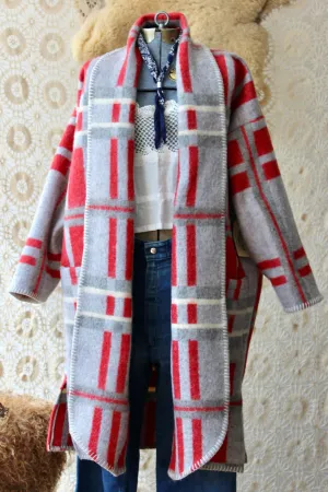 The Highlands Foundry Grey   Red Blanket Duster THF142