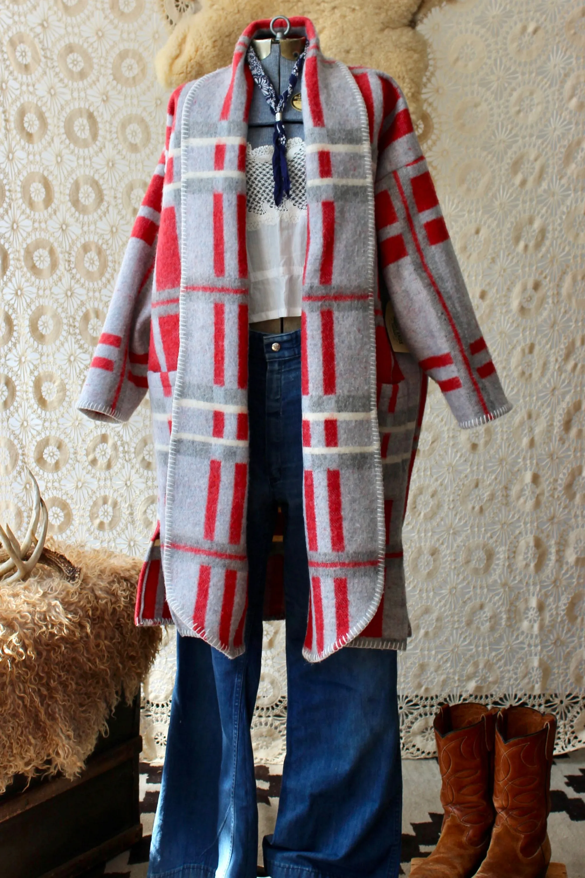 The Highlands Foundry Grey   Red Blanket Duster THF142