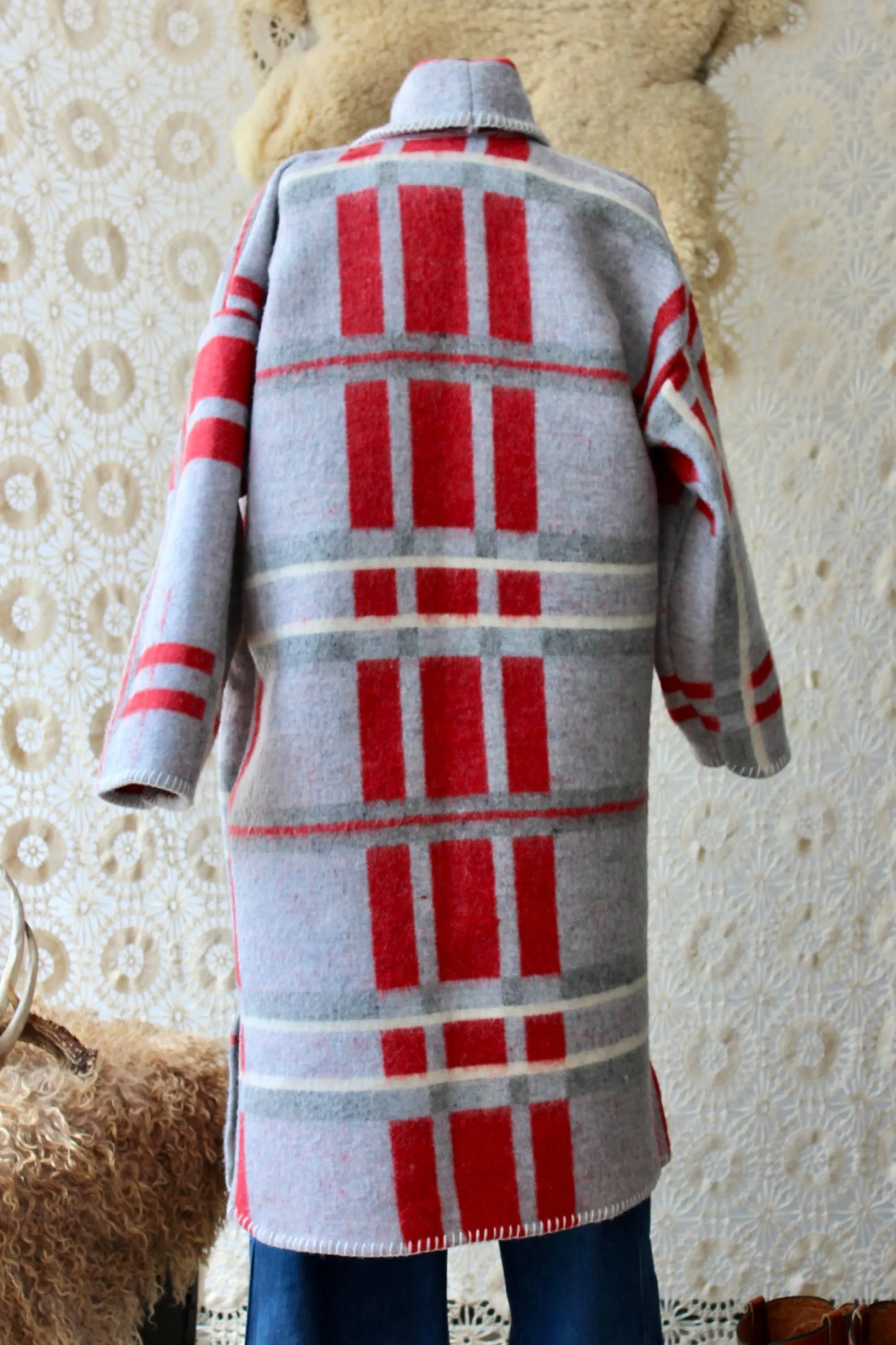 The Highlands Foundry Grey   Red Blanket Duster THF142