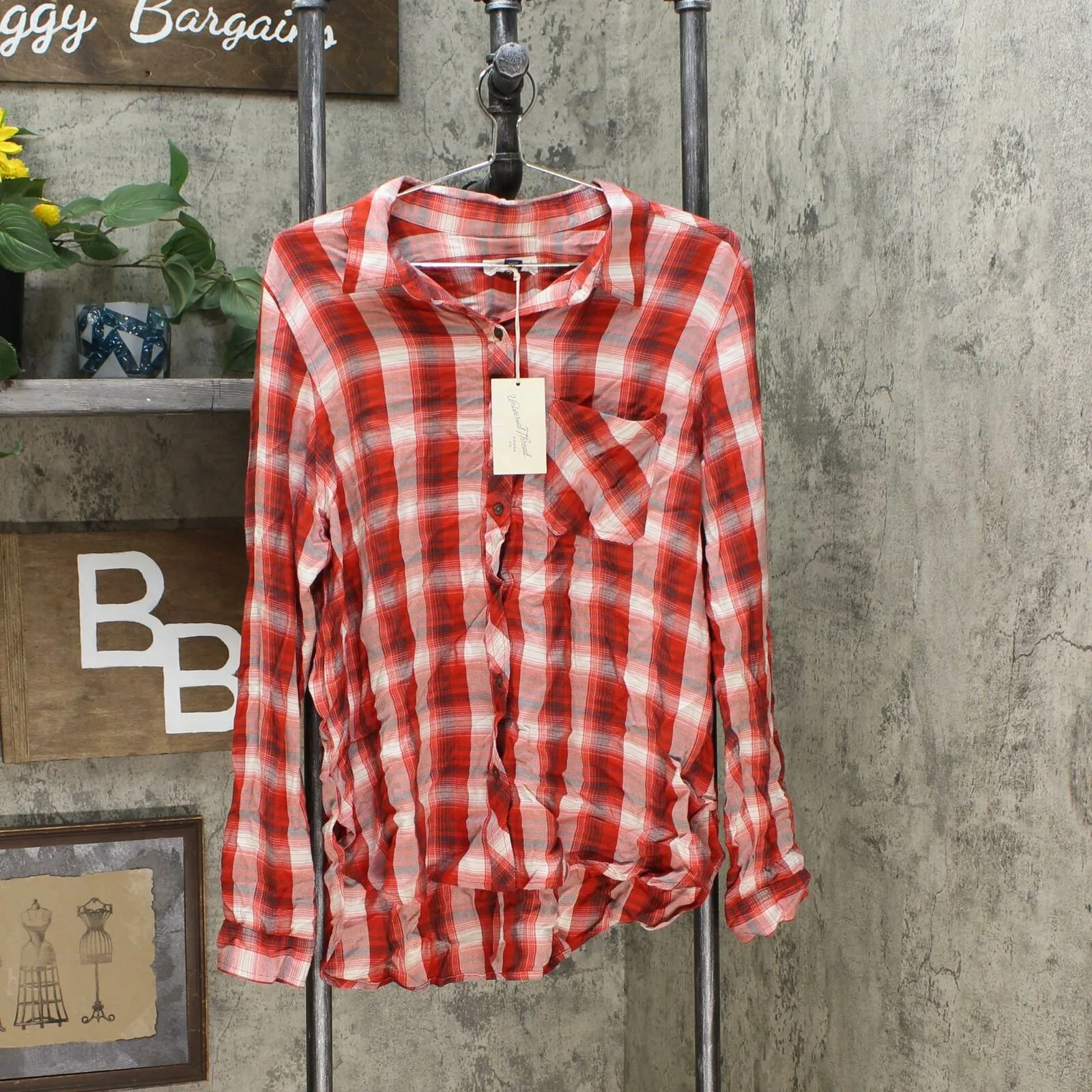 Universal Thread Women's Plaid Long Sleeve Button-Down Shirt