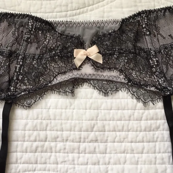 Victoria’s Secret Two Garters Vintage Style M/L NWT