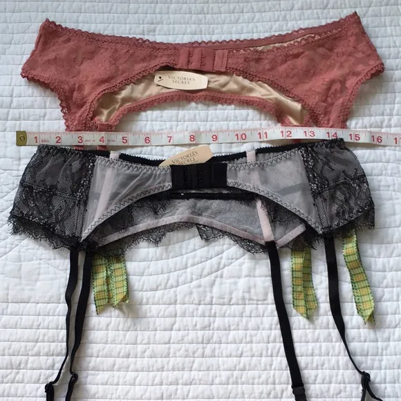 Victoria’s Secret Two Garters Vintage Style M/L NWT