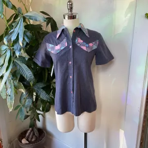 Vintage 70s chambray and faux patchwork short sleeve blouse // Sz small (HT23105)