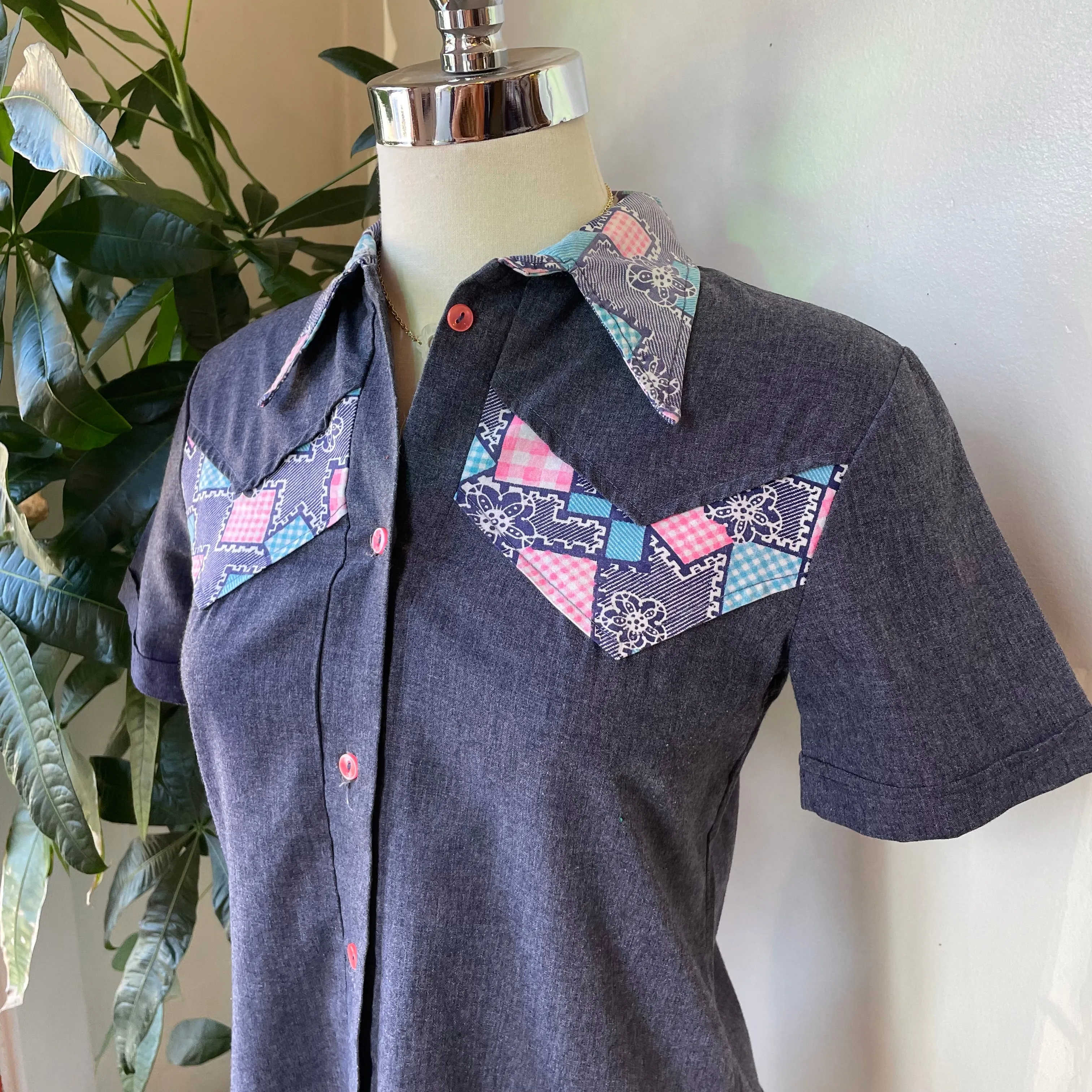 Vintage 70s chambray and faux patchwork short sleeve blouse // Sz small (HT23105)