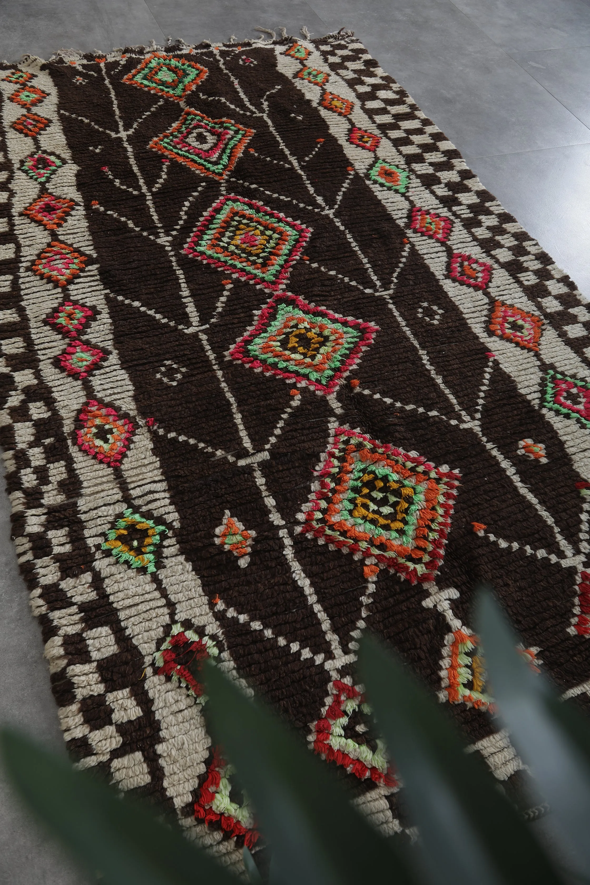Vintage Brown Moroccan Rug 4.6 X 7.8 FT - Handcrafted Elegance
