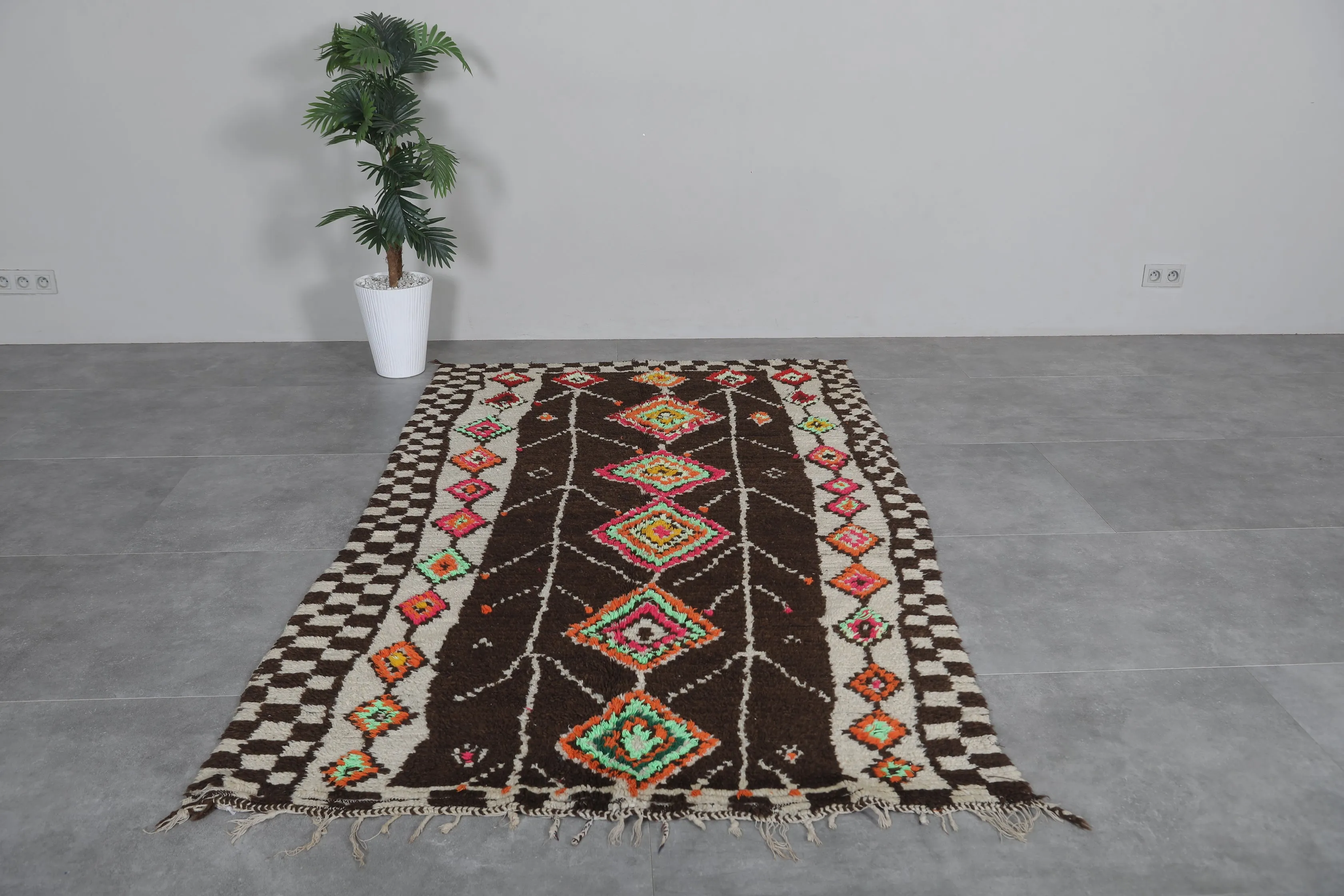Vintage Brown Moroccan Rug 4.6 X 7.8 FT - Handcrafted Elegance