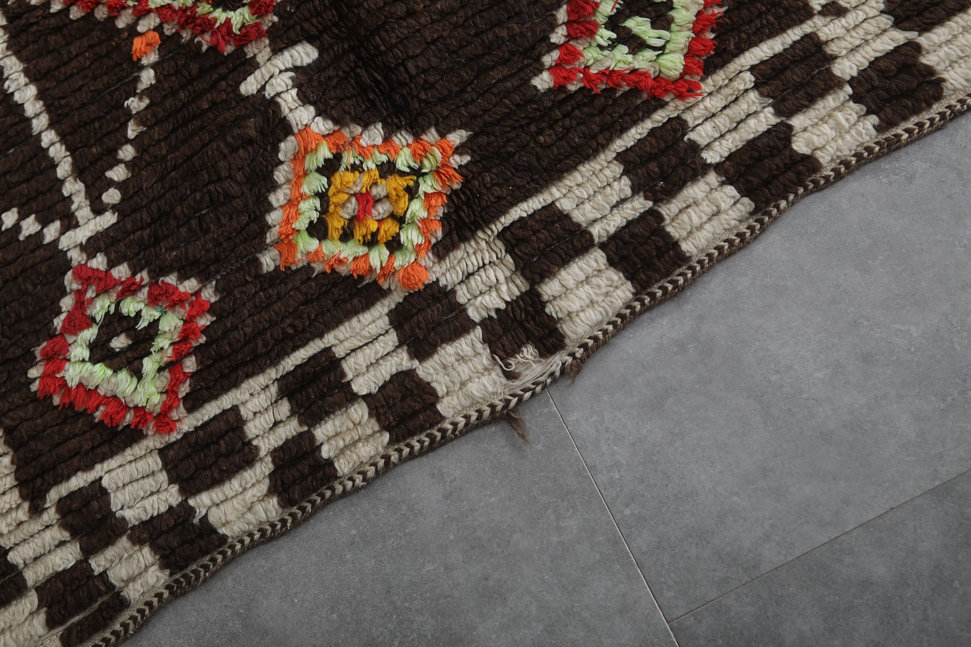 Vintage Brown Moroccan Rug 4.6 X 7.8 FT - Handcrafted Elegance