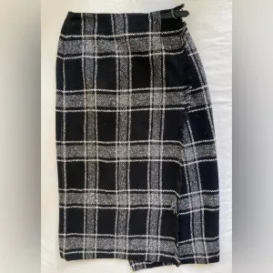 Vtg Vintage Talbots Petites Sz 8 Black Off White Plaid Wool Wrap Fringed Skirt